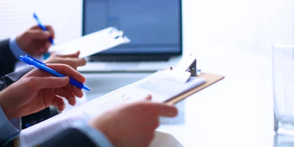 Empresários sentados na mesa no escritório — Fotografia de Stock