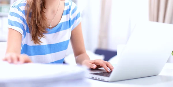 Vrouw met documenten op het bureau — Stockfoto