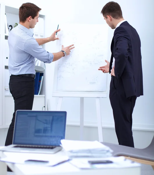 Zakenmensen zitten en discussiëren op zakelijke bijeenkomst, in functie — Stockfoto