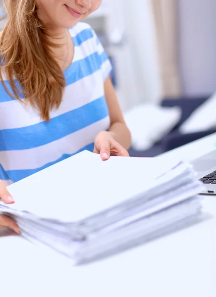 Frau mit Dokumenten auf dem Schreibtisch — Stockfoto