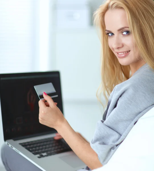 Vrouw online winkelen met creditcard en computer — Stockfoto