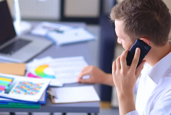 Ung affärsman arbetar på kontor, sitter nära skrivbord — Stockfoto