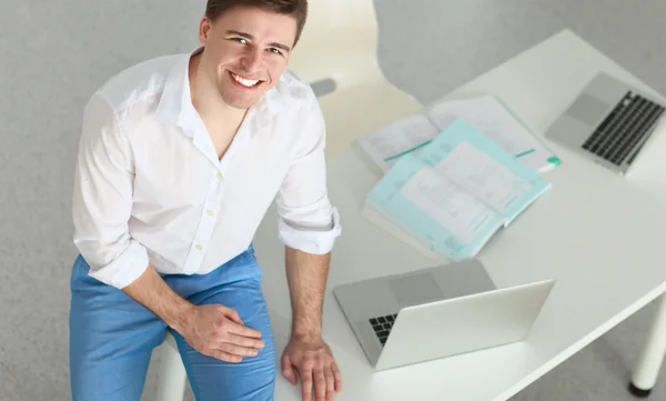 Jungunternehmer arbeitet im Büro, sitzt am Schreibtisch — Stockfoto