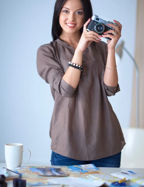 Joven fotógrafa procesando fotos sentada en el escritorio — Foto de Stock