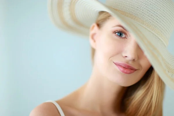 Retrato de la hermosa modelo con sombrero, aislado sobre fondo blanco — Stok fotoğraf