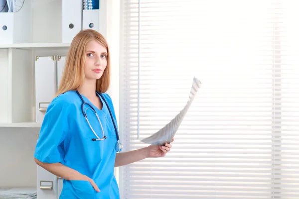 Doctora que muestra rayos X en el hospital — Foto de Stock