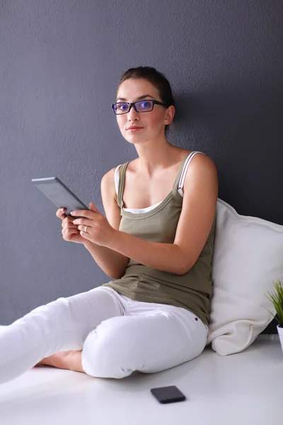 Attraente ragazza caucasica seduta sul pavimento con tazza — Foto Stock