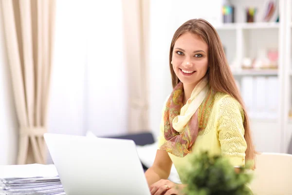 Femme avec des documents assis sur le bureau — Photo