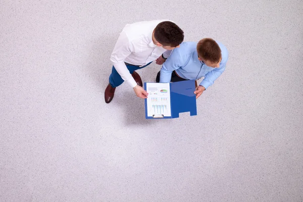 Geschäftsleute sitzen und diskutieren bei Geschäftstreffen, im Büro — Stockfoto