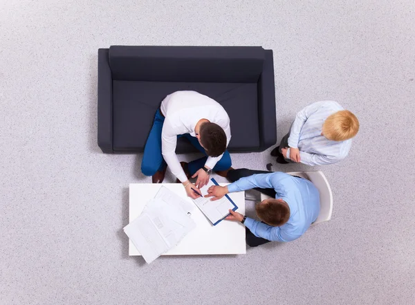 Geschäftsleute sitzen und diskutieren bei Geschäftstreffen, im Büro — Stockfoto