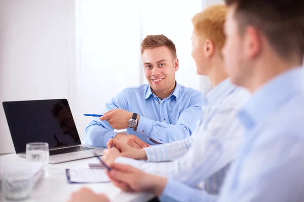 Zakenmensen zitten en discussiëren op zakelijke bijeenkomst, in functie — Stockfoto