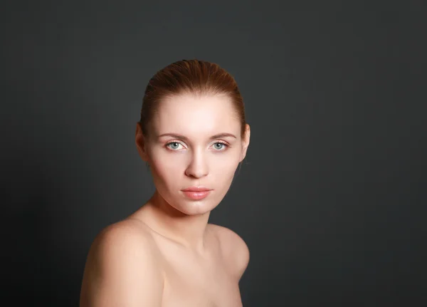 Porträt der schönen Frau isoliert auf grauem Hintergrund — Stockfoto
