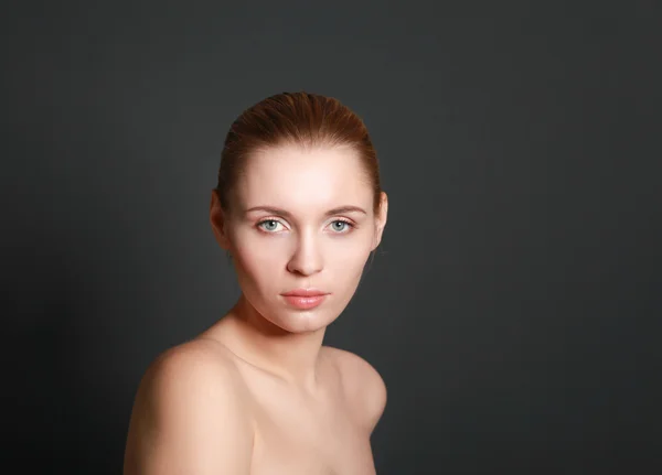 Retrato de mujer hermosa aislada sobre fondo gris —  Fotos de Stock