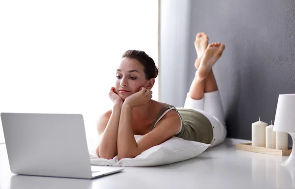 Laptop ile yerde yatarken çekici beyaz kız — Stok fotoğraf