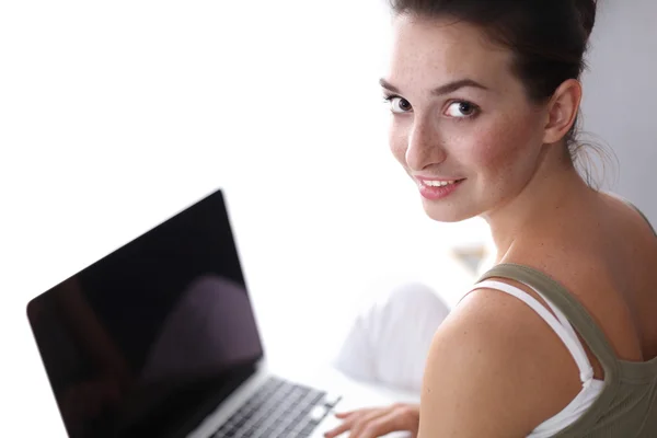 Menina caucasiana atraente sentado no chão com laptop — Fotografia de Stock