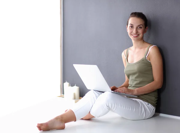 Dizüstü bilgisayar ile katta oturan çekici beyaz kız — Stok fotoğraf