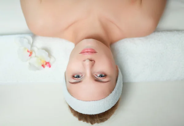 Schöne junge Frau bekommt Wellness-Massage, liegend im Salon — Stockfoto