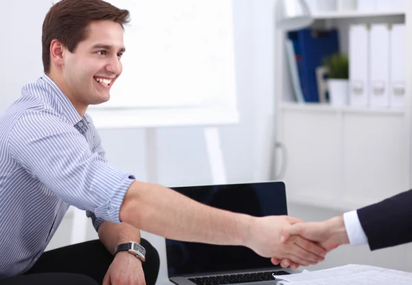 Affärsmän att skaka hand, isolerad på vit bakgrund — Stockfoto