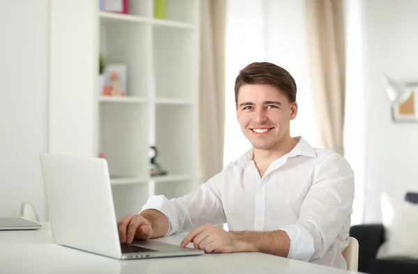 Joven hombre de negocios trabajando en la oficina, sentado en el escritorio — Foto de Stock