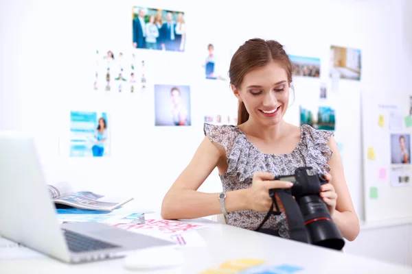 Aantrekkelijke zakenvrouw zit op het bureau in het kantoor — Stockfoto