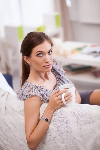 Empresária atraente sentada na mesa no escritório — Fotografia de Stock