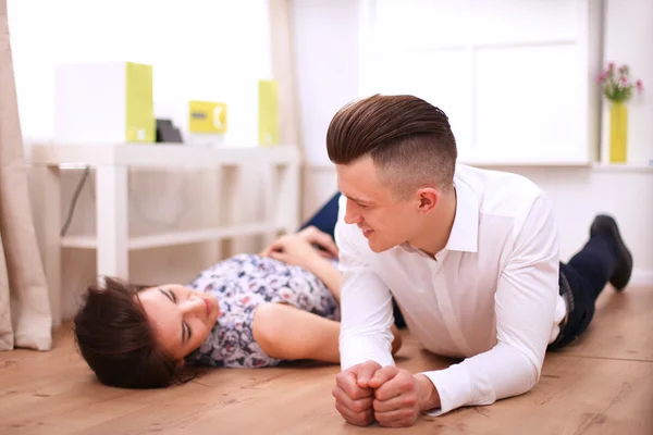 Feliz jovem casal sentado juntos — Fotografia de Stock