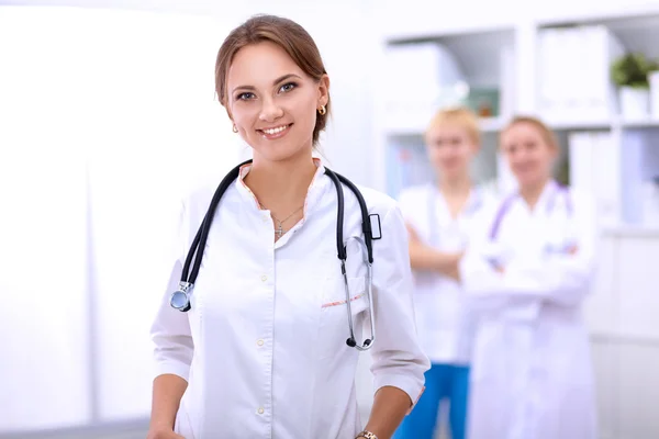 Mulher médico de pé no hospital — Fotografia de Stock