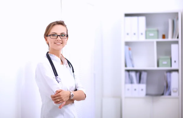 Woman doctor standing at hospital — Stock Photo, Image