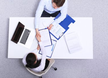 İş adamları iş toplantısında, ofiste oturup tartışıyorlar.