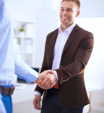 İş ekibi projelerini tartışıyor.