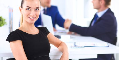 İş ekibi projelerini tartışıyor.