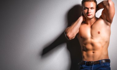 sağlıklı, kaslı, genç adam. siyah arka plan üzerine izole