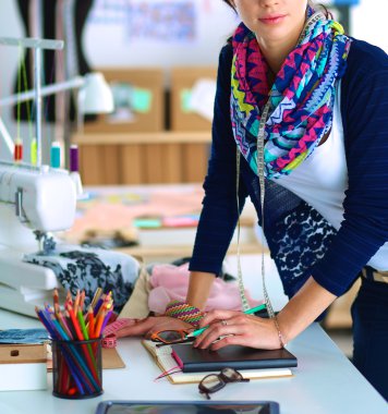 Giysi tasarımcısı kağıt üzerinde kıyafet deseni tasarlıyor