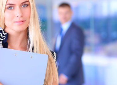 güzel bir kadın yatakta yatarken bir laptop ve kredi kartı ile