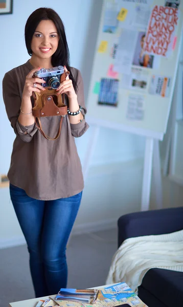 Ung kvinna fotograf bearbetning bilder sitter på skrivbordet — Stockfoto