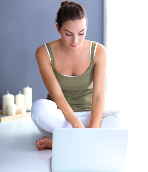 Attraktive kaukasische Mädchen sitzen auf dem Boden — Stockfoto