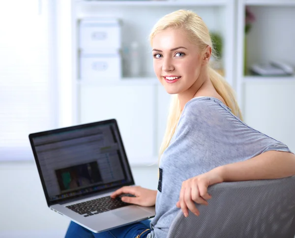 Jovem mulher bonita usando um computador portátil em casa — Fotografia de Stock