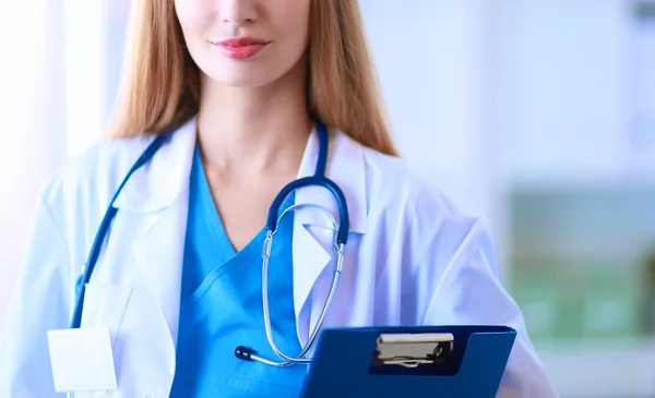 Retrato de médico mulher com pasta no corredor do hospital — Fotografia de Stock