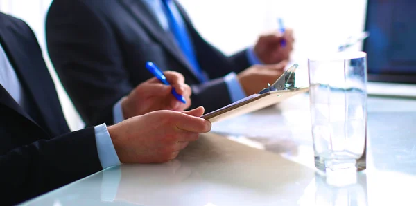 Empresários sentados na mesa no escritório — Fotografia de Stock