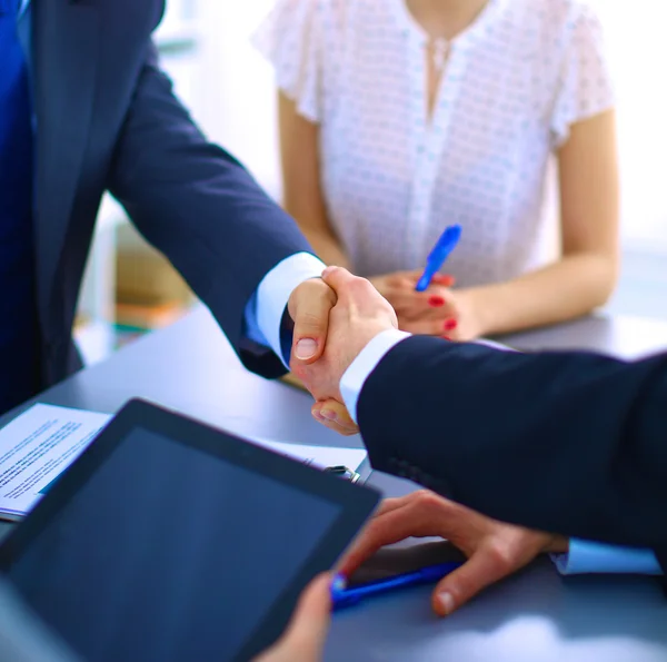 Gente de negocios dándose la mano, terminando una reunión —  Fotos de Stock