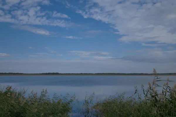 Azul Lago Céu Azul Grama Verde — Fotografia de Stock