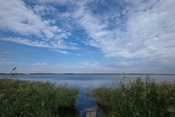 Azul Lago Céu Azul Grama Verde — Fotografia de Stock