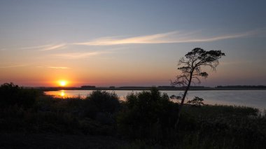 Gölün üzerinde gün batımı