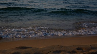 Sahilde gün batımında