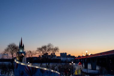 Akşam şehri Novosibirsk gün batımında. Mavi saat