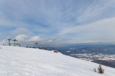 Dağ kaldırışlı kayak yamacı 