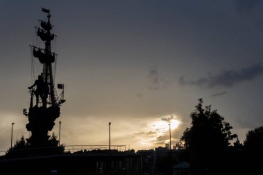 Günbatımında antik anıt 