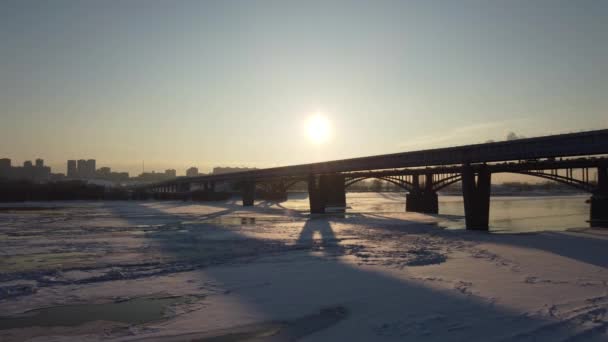 Політ Квадрокоптері Над Замерзлою Річкою Напрямку Яскравого Сонця Піднімаючись Вище — стокове відео