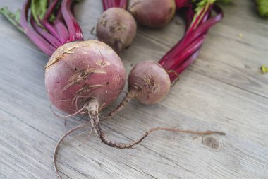 Kichen masasında kırmızı pancar kökleri