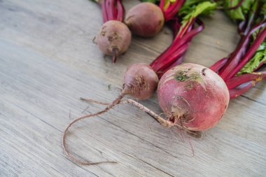 Kichen masasında kırmızı pancar kökleri